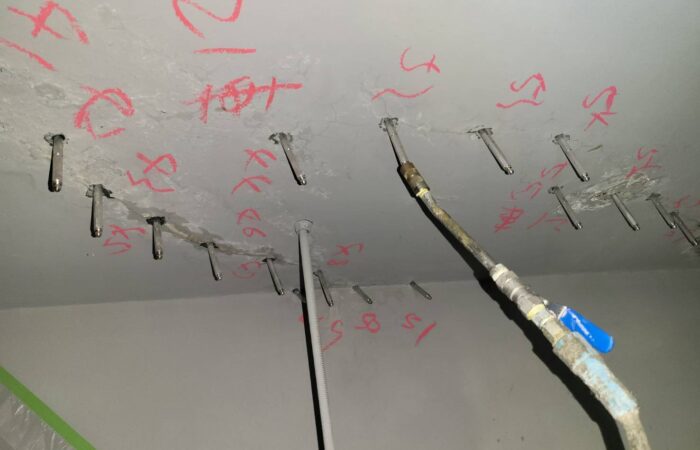 Picture demonstrating how to use a high-pressure grouting machine and injection packers. We are a waterproofing manufacturer.